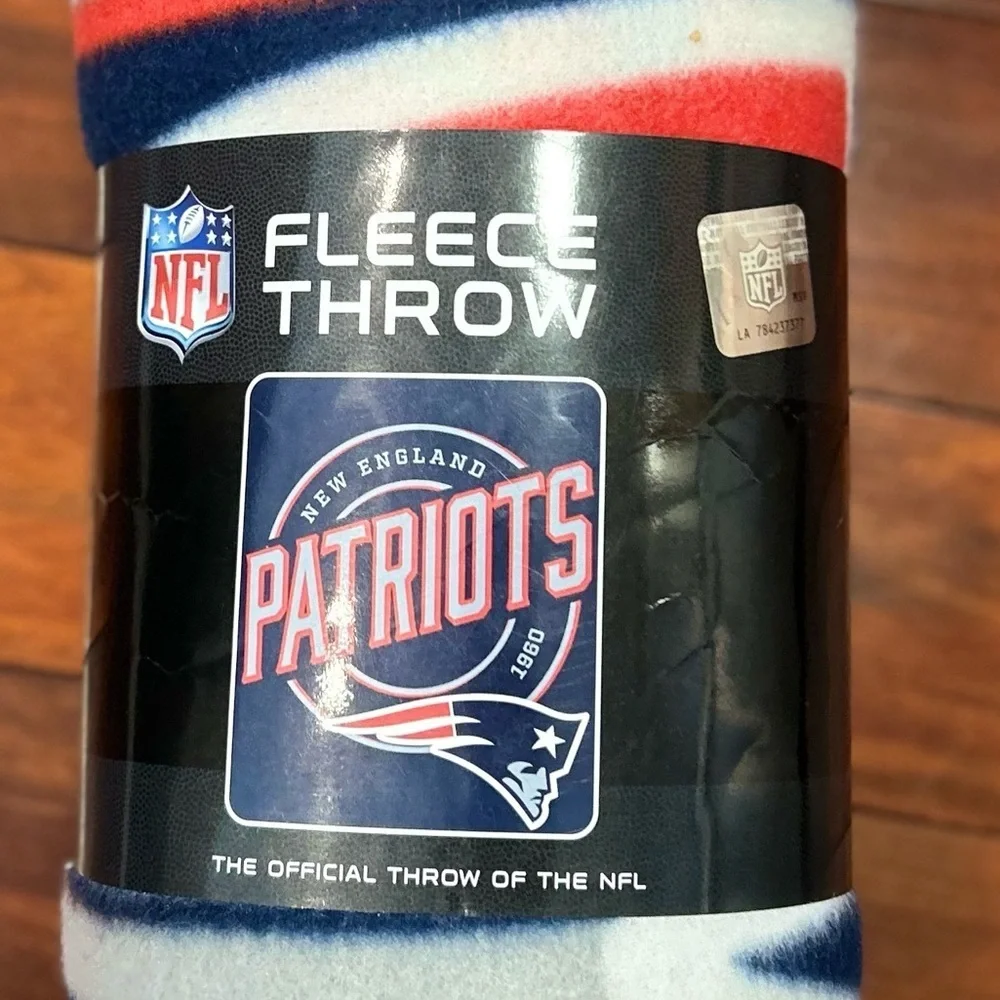 NWT-NFL New England Patriots Fleece Throw Blanket 50” x 60”